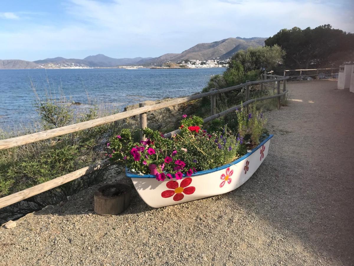 A Chic Four-Person Apartment By The Beach At Cap Ras Llança 외부 사진